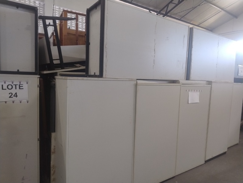 MÓVEIS EM MADEIRA GALPÃO 02 LOTE 01 (24) - leilão judicial - Não informado BR - lance mínimo R$ 775