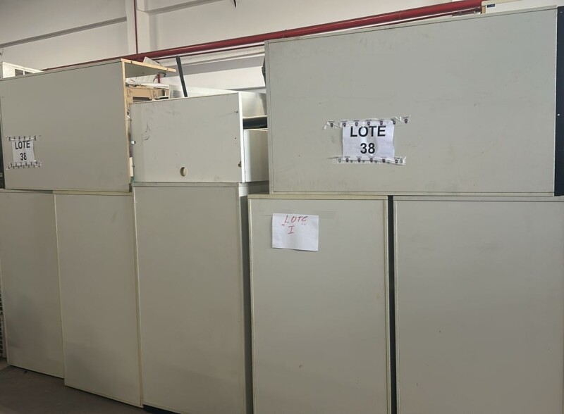 MÓVEIS EM MADEIRA - GALPÃO 02 LOTE 15 (38) - leilão judicial - Não informado BR - lance mínimo R$ 882