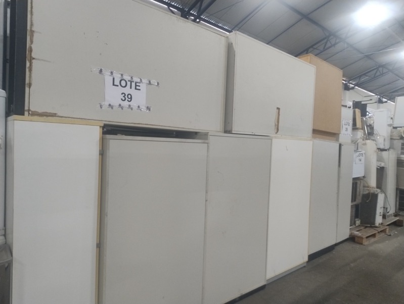 MÓVEIS EM MADEIRA - GALPÃO 02 LOTE 15 (39) - leilão judicial - Não informado BR - lance mínimo R$ 875