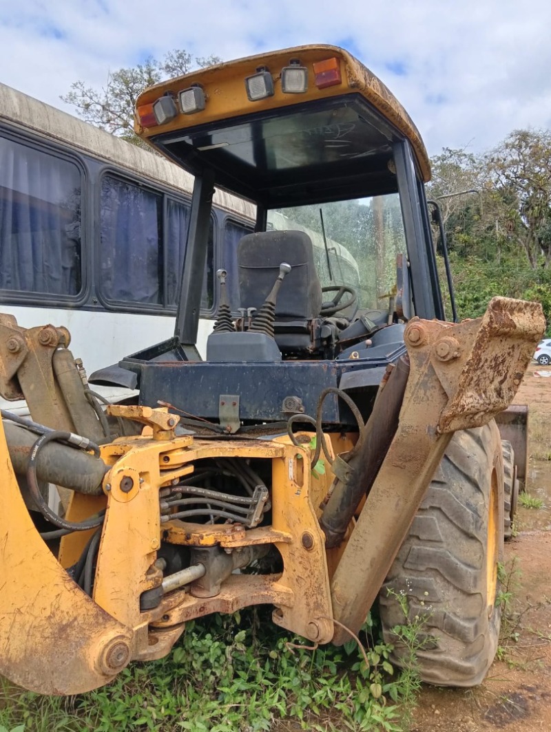MÁQUINA LINHA AMARELA: Retroescavadeira JCB COR: AMARELA ANO MOD\: 2013